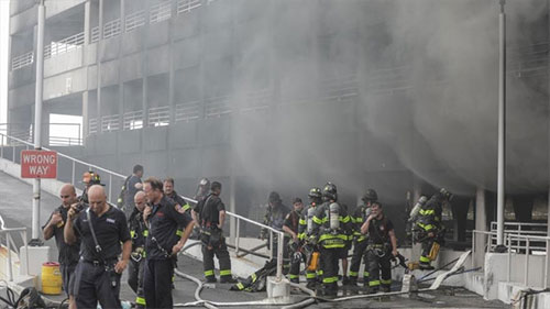 Enorme incendio en centro comercial de Nueva York Enorme incendio en centro comercial de Nueva York